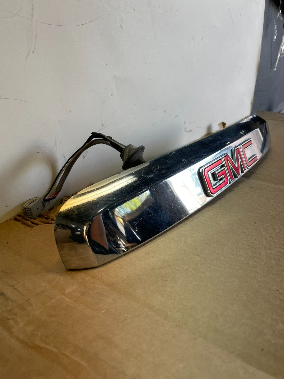 2007-2012 GMC Acadia Chrome Tailgate Rear Finish Molding Back W/Camera AG3160 DG2