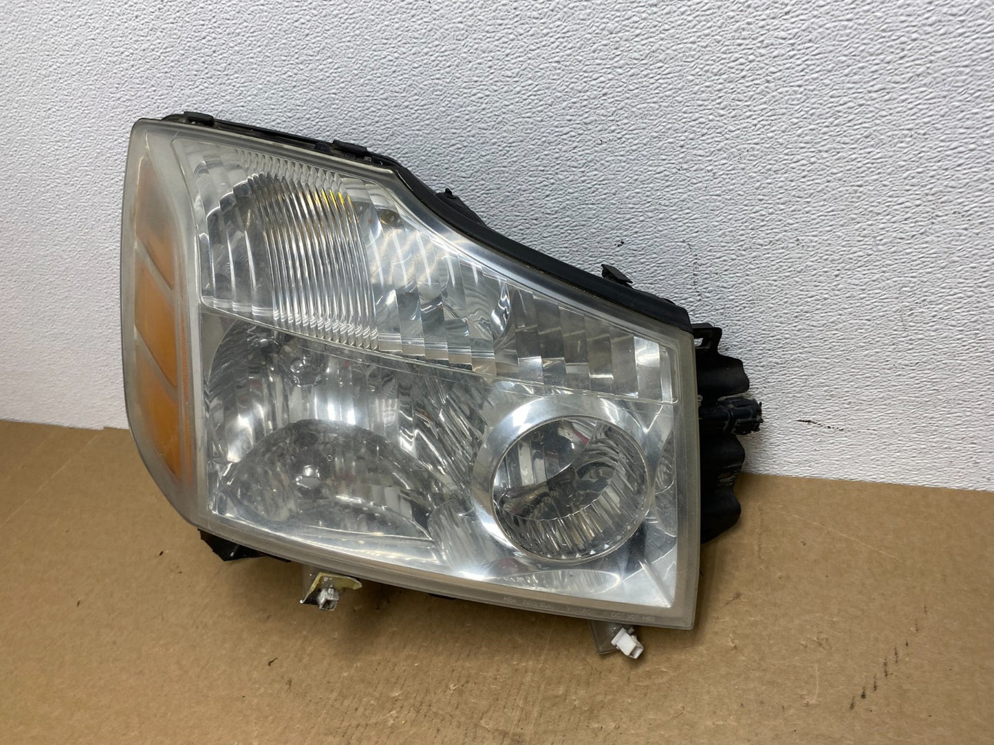 2004 to 2007 Nissan Armada Right Passenger RH Side Headlight Oem AC1200 DW1