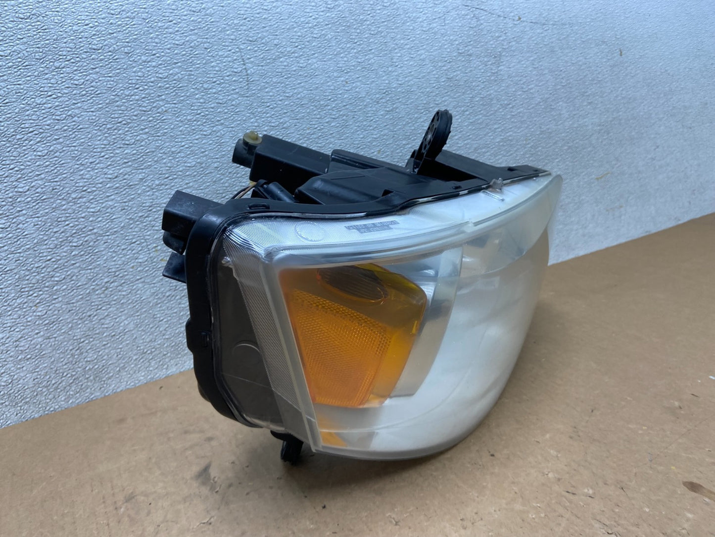 2011 to 2016 Chrysler Town and Country Right Passenger Headlight Z6917 DW2