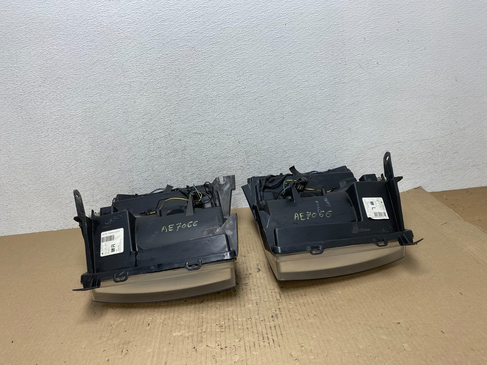 2007 to 2014 Chevrolet Silverado Left+Right Side Headlights AE7066 DW15