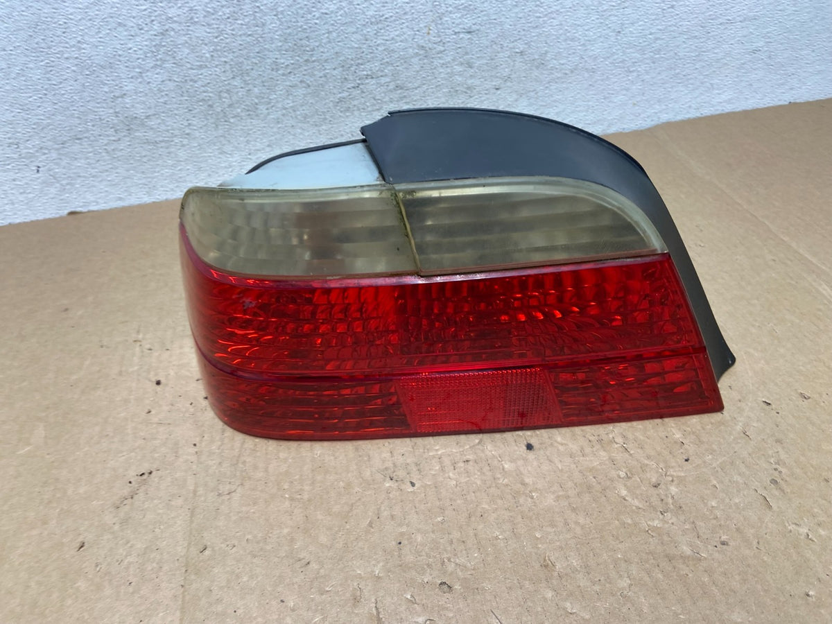 1999 to 2001 BMW E38 7-Series Left Driver LH Side Tail Light AF9683 DW0