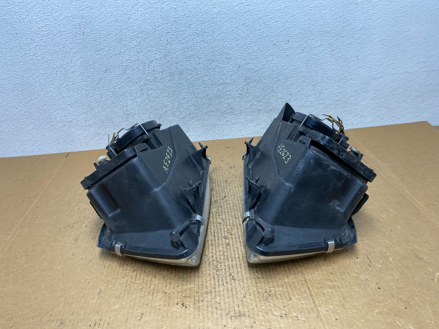2002 to 2004 Volkswagen Jetta Left+Right Headlights AE2623 DW10