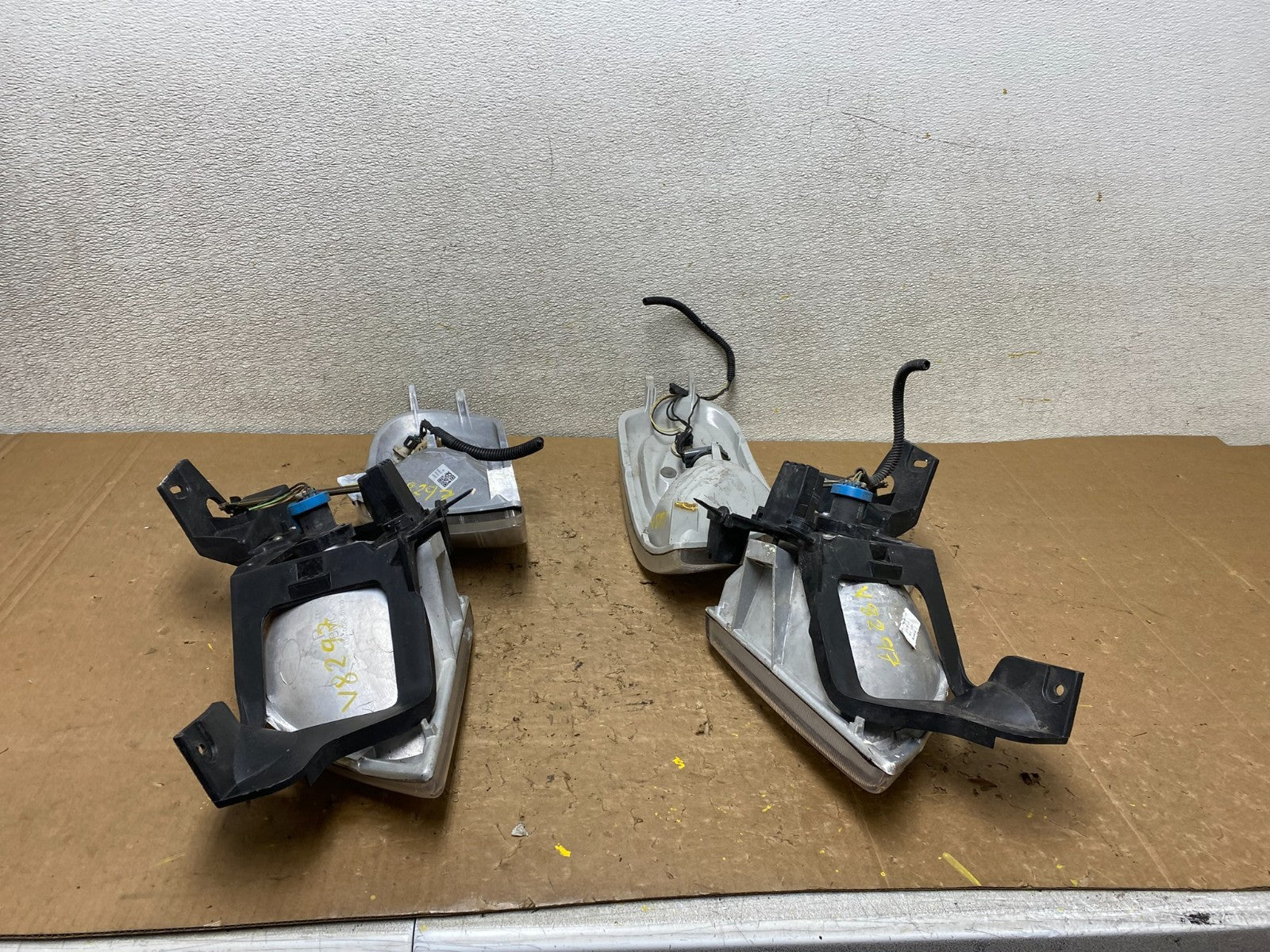 1997 to 2005 Chevrolet Venture Montana Left+Right Headlights V8297 DW17