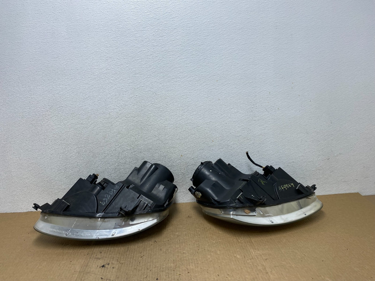 2005 to 2010 Volkswagen Jetta Left+Right Side Headlights Halogen AF9869 DW8