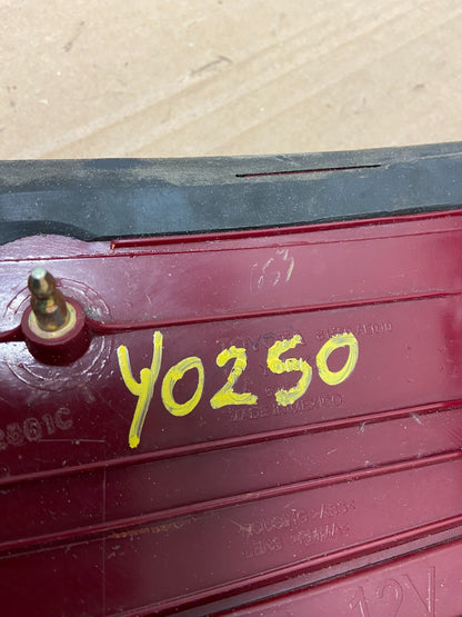 2004-2005 Toyota Sienna Right Passenger Rh Side Tail Light Oem Y0250 DW6