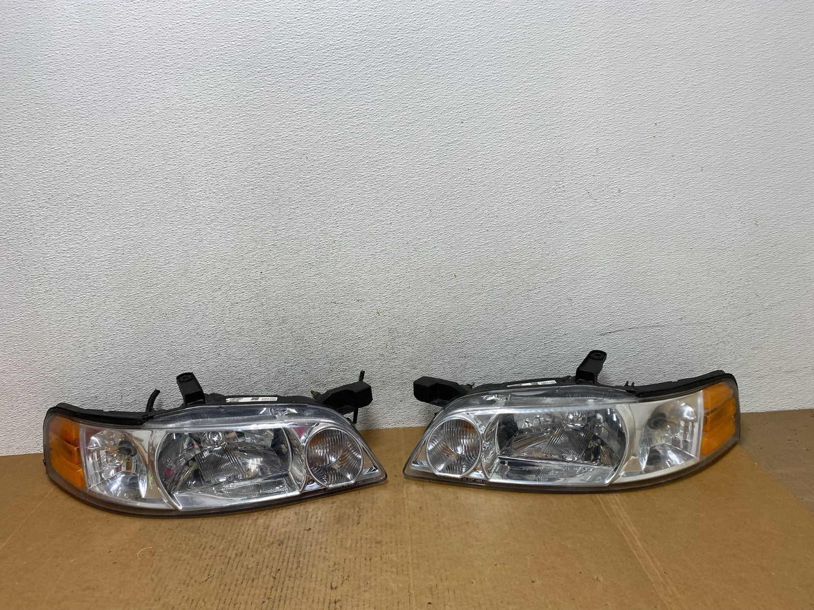 Sedan 2000 2001 Nissan Altima Headlights Left+Right AD9323 DW0