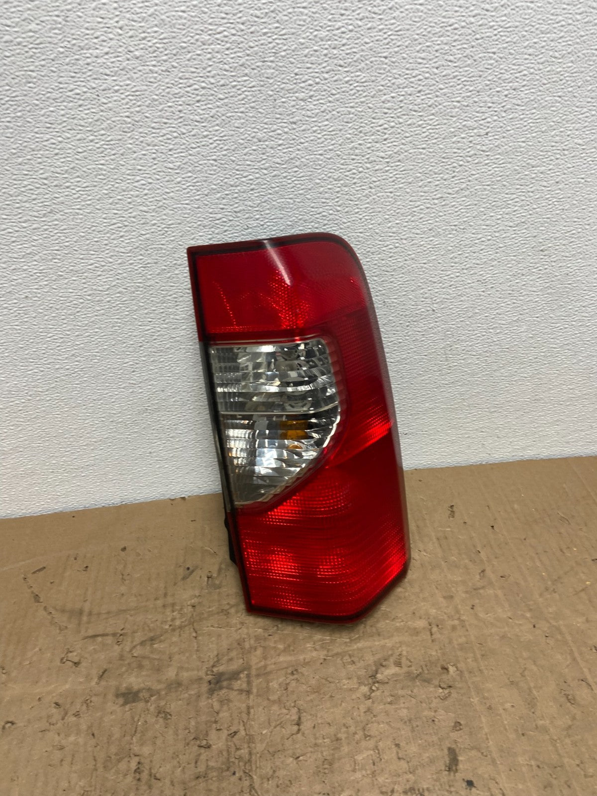 2002 2003 2004 Nissan Xterra Right Passenger RH Side Tail Light OEM AB9887 DW2