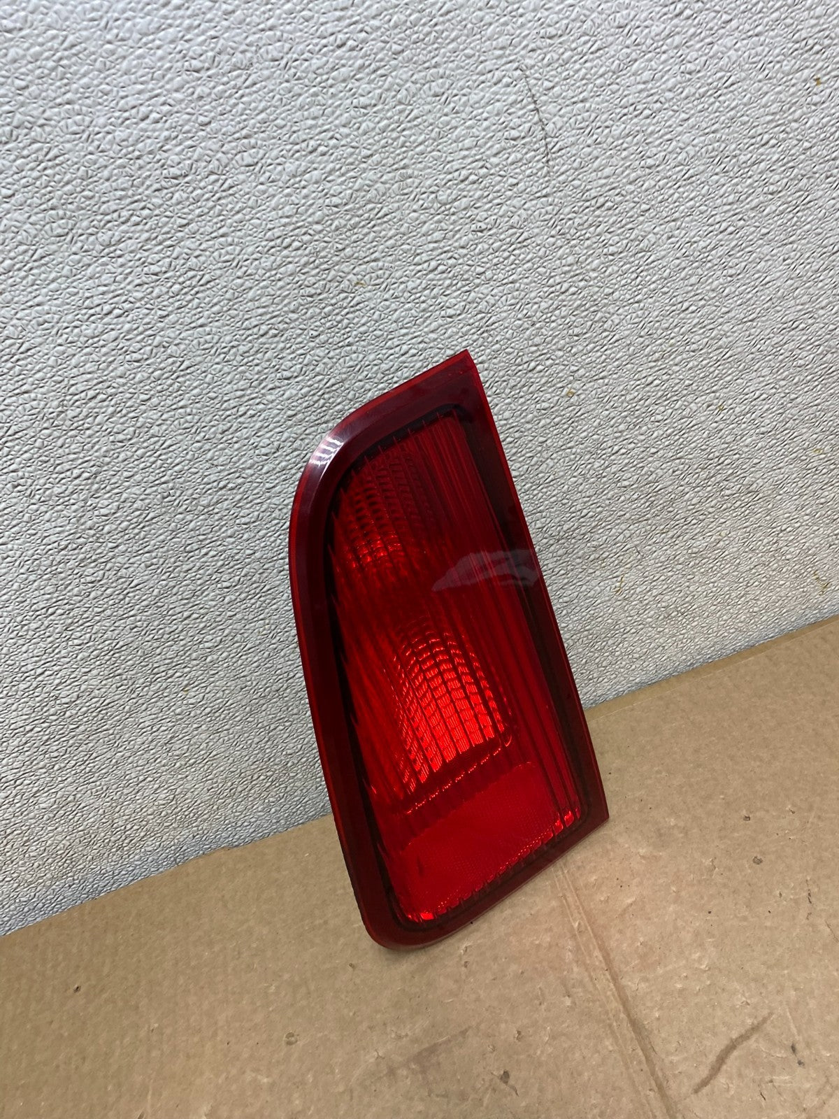 2003-2006 Lincoln Navigator Right Passenger Side Tail Light Inner V1153 DW2