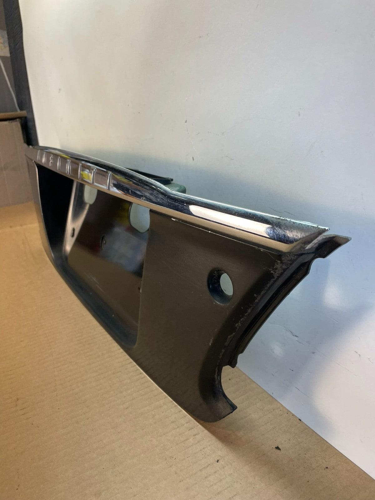 2000 2001 Infiniti I30 Rear Trunk Deck Finish Panel License Plate Trim AJ1052 DG1