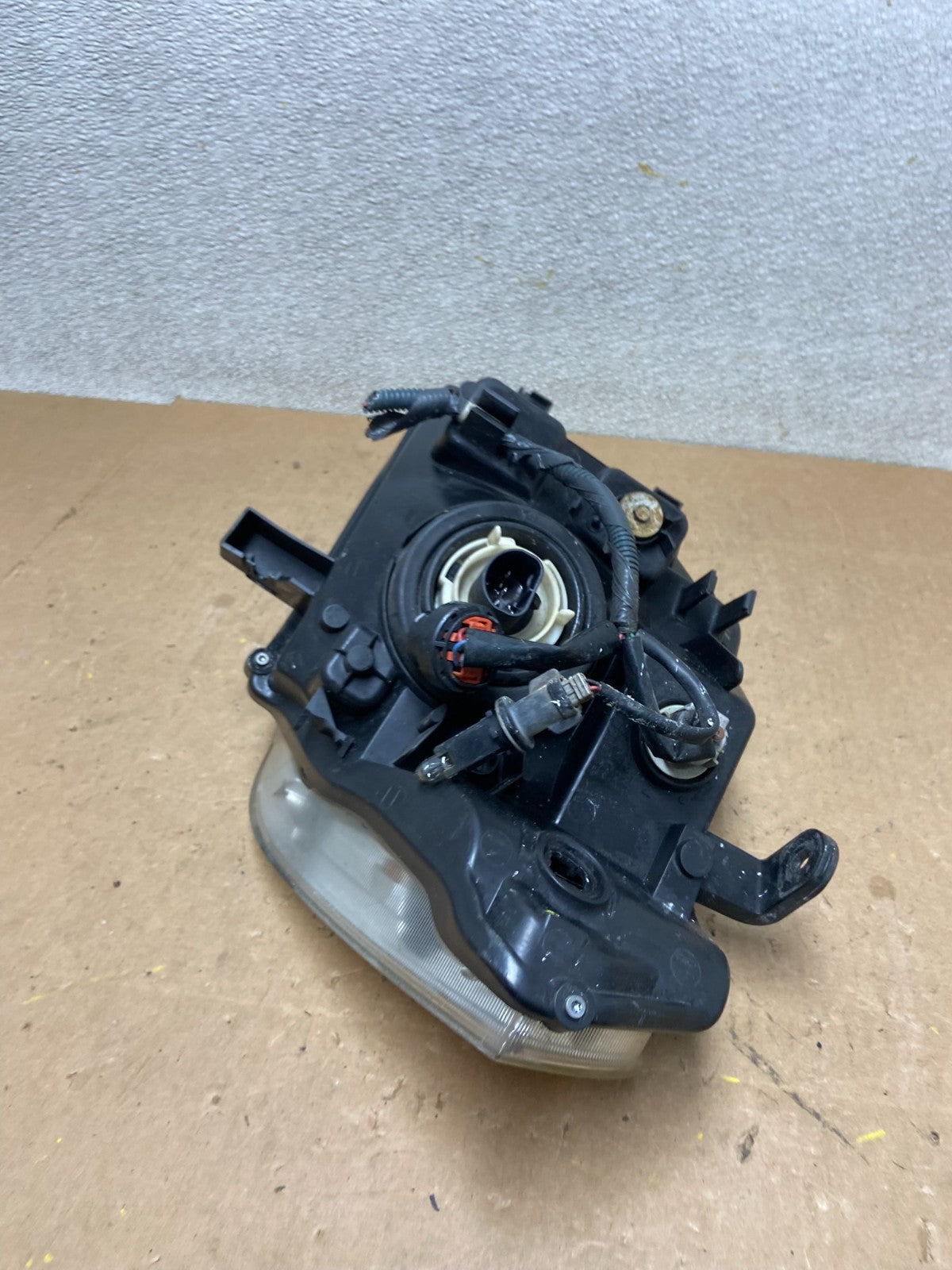 2008 to 2012 Nissan Pathfinder Halogen Headlight Right Passenger Z7652 DW8