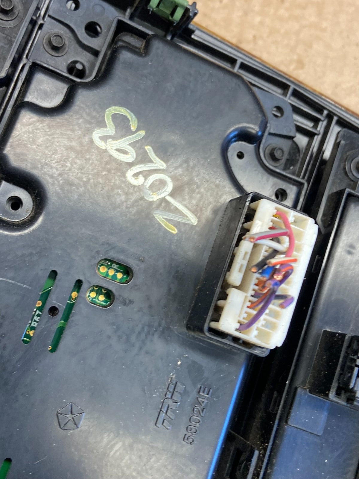 2008 to 2010 Jeep Grand Cherokee Center Navi Radio Bezel OEM z0293 DG6