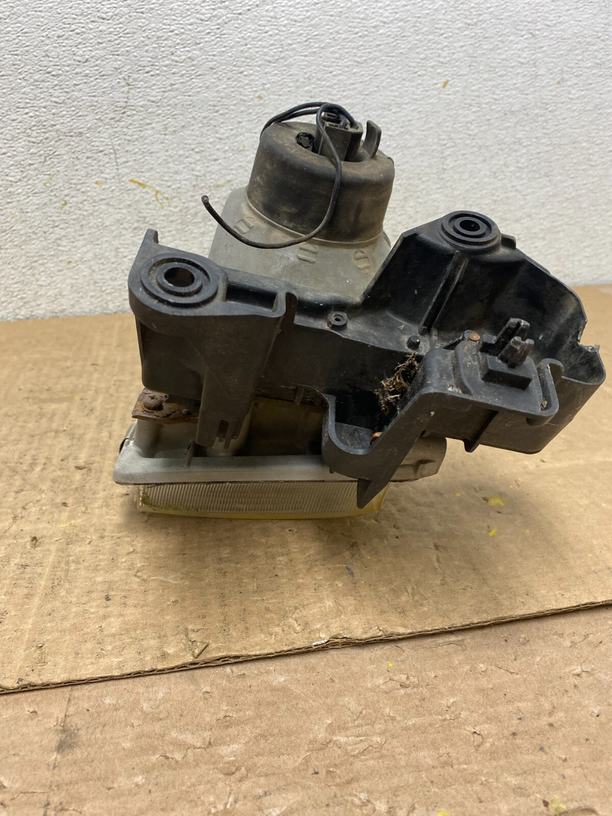 1996 to 1998 Mazda MPV Right Passenger RH Headlight OEM O5887 DW7