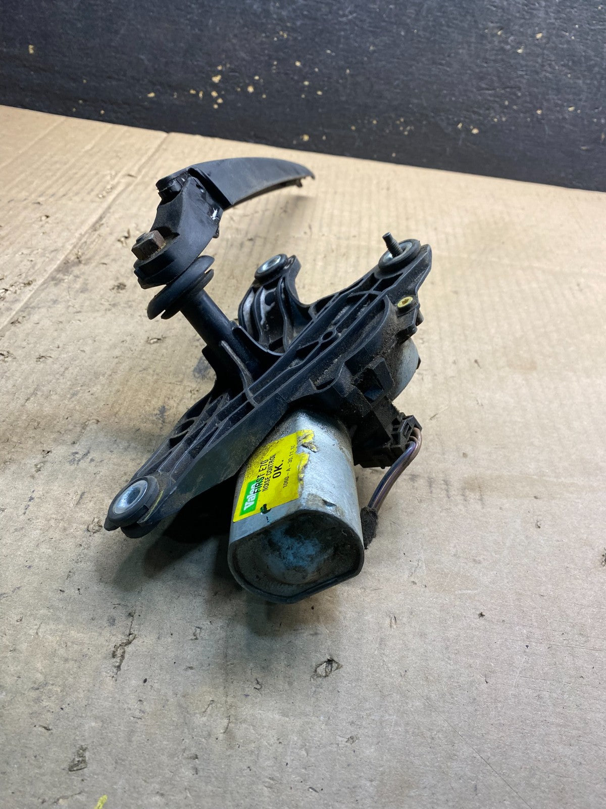 2007 to 2013 BMW X5 E70 Rear Windshield Wiper Motor OEM AB0406 DG4