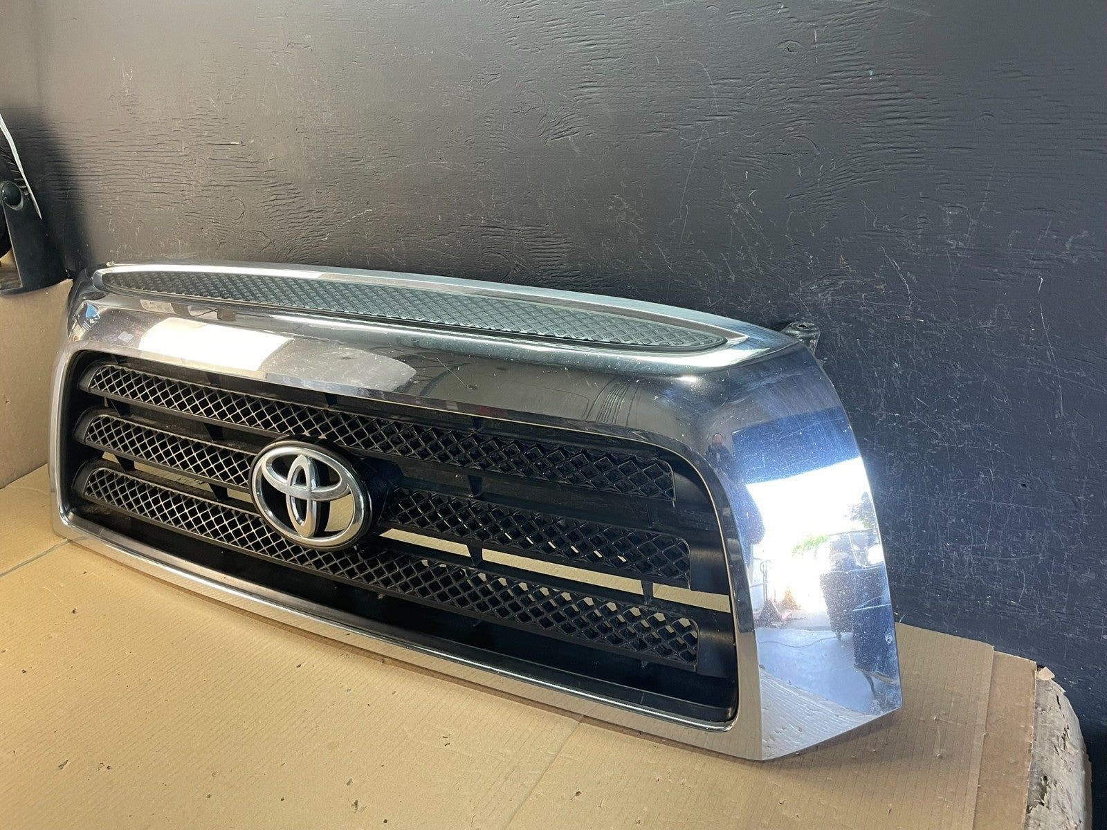 2007 to 2009 Toyota Tundra Front Upper Grill Grille W/ Emblem AE3591 DG1