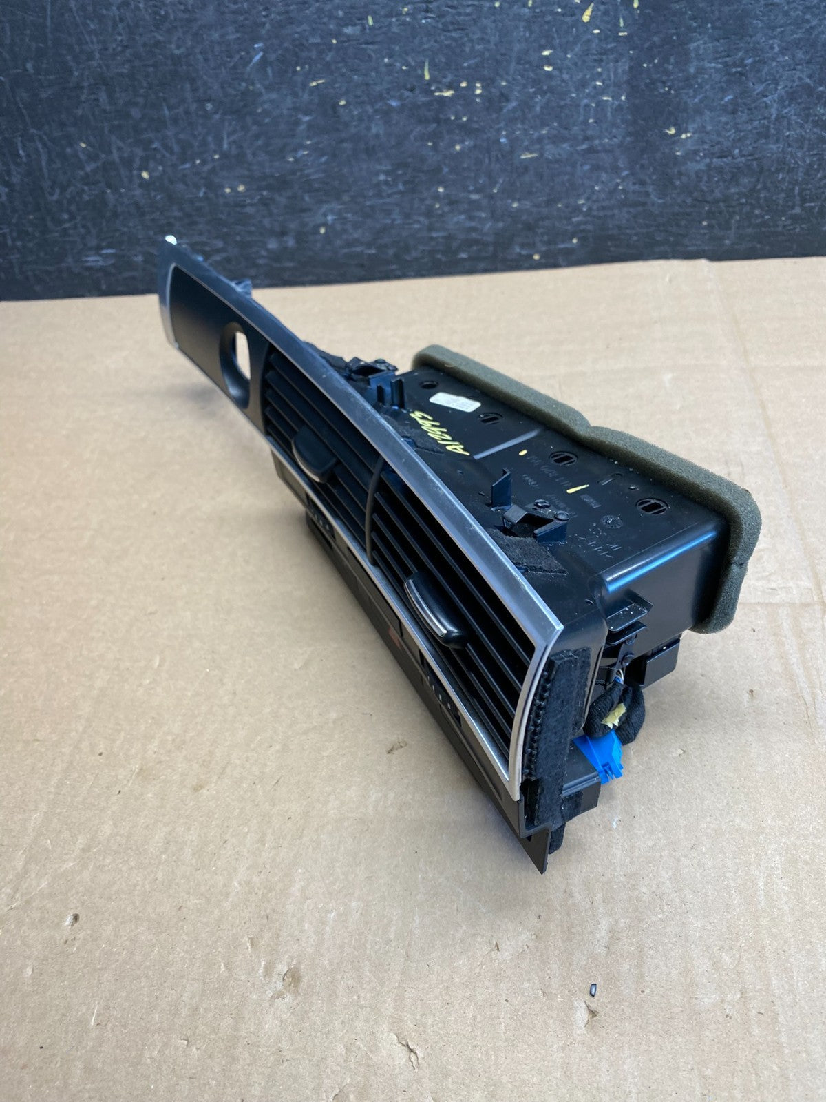 2006 to 2011 Audi A6 Center Dashboard Air Vent ai2993 DG2