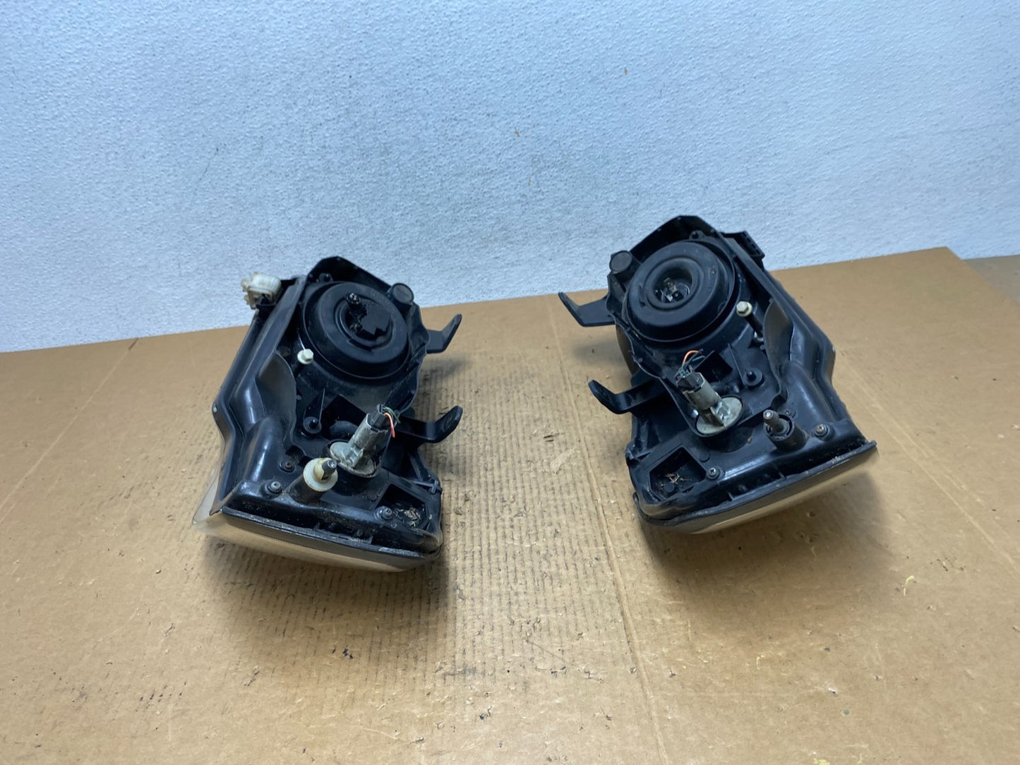 2000 to 2001 Nissan Maxima Left+Right Side Set Halogen Headlights AE1630 DW8