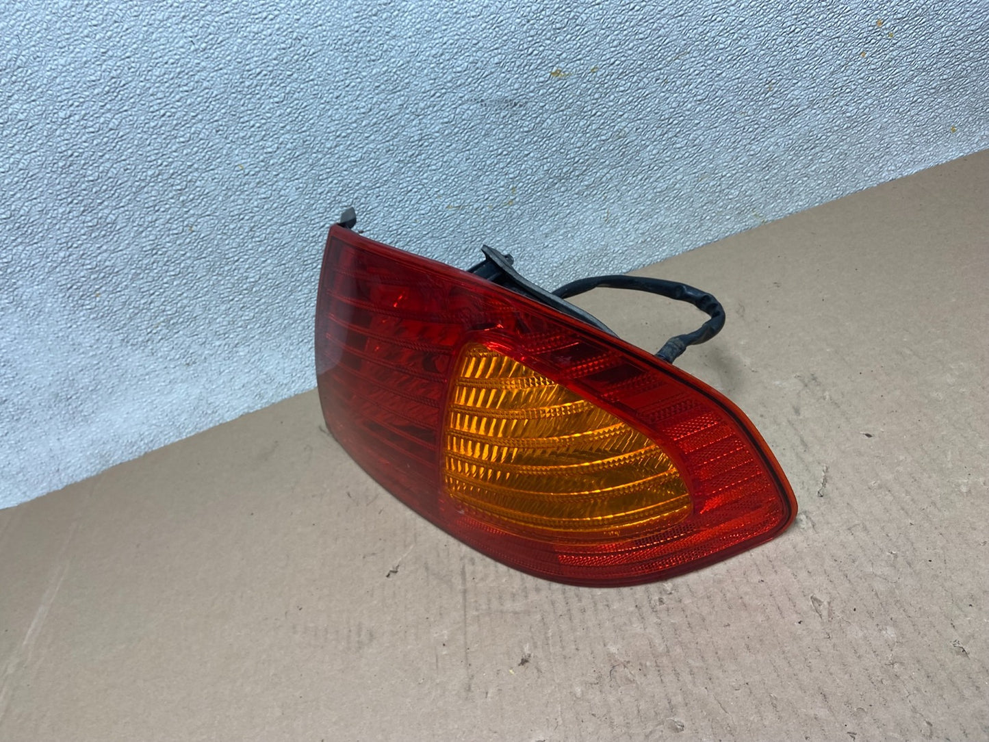 2000 2001 2002 Toyota Avalon Right Passenger Rh Side Tail Light OEM AB5920 LK1