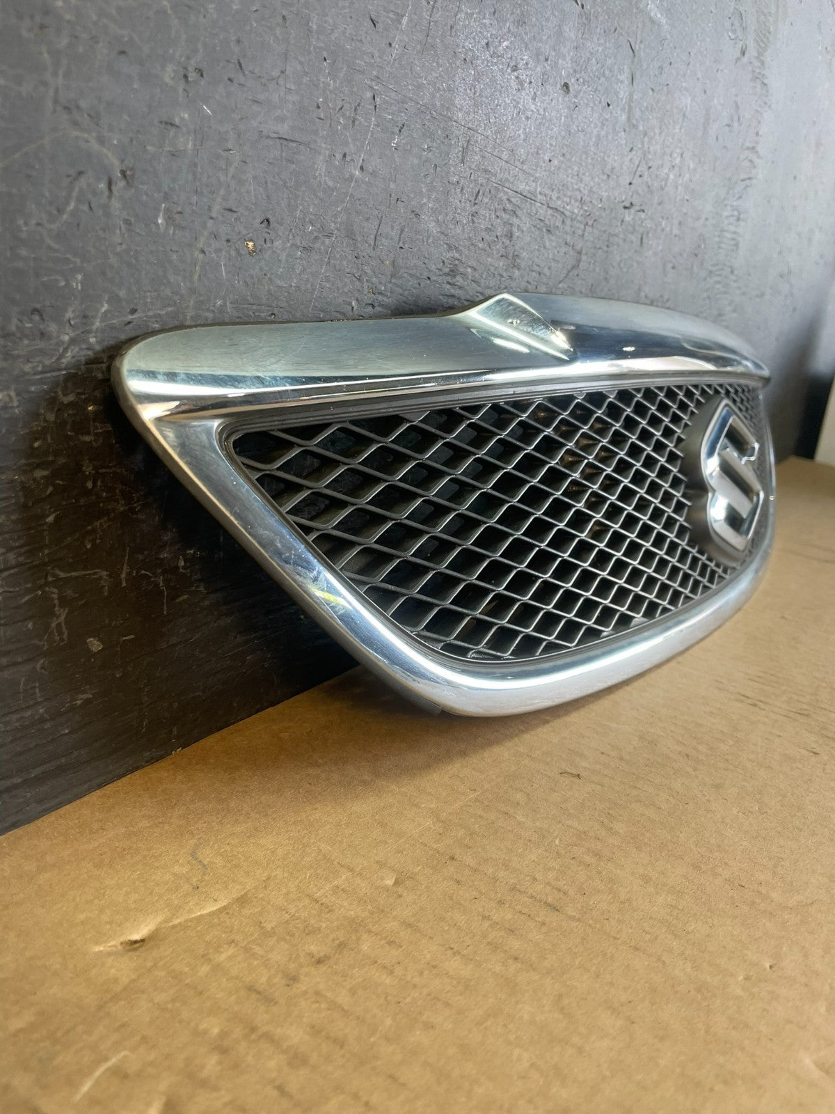 2004 to 2006 Suzuki Verona Front Grill Grille AD02032