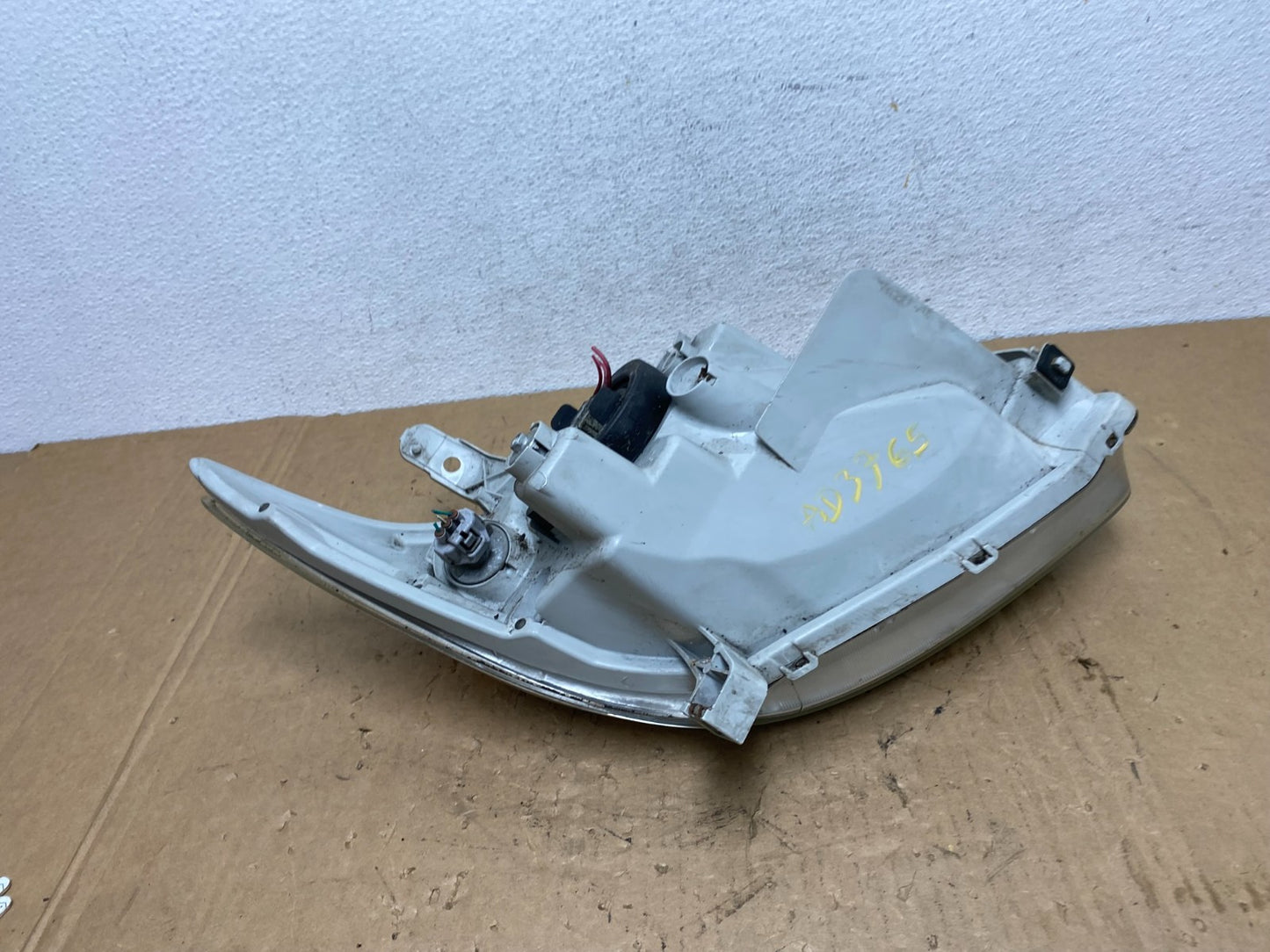 2005 to 2008 Pontiac Vibe Left Driver LH Side Headlight Halogen AD3765 DW6