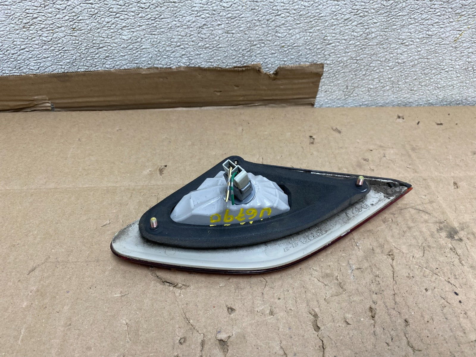 2003 to 2004 Toyota Avalon Right Passenger RH Inner Tail Light U6790 DW3
