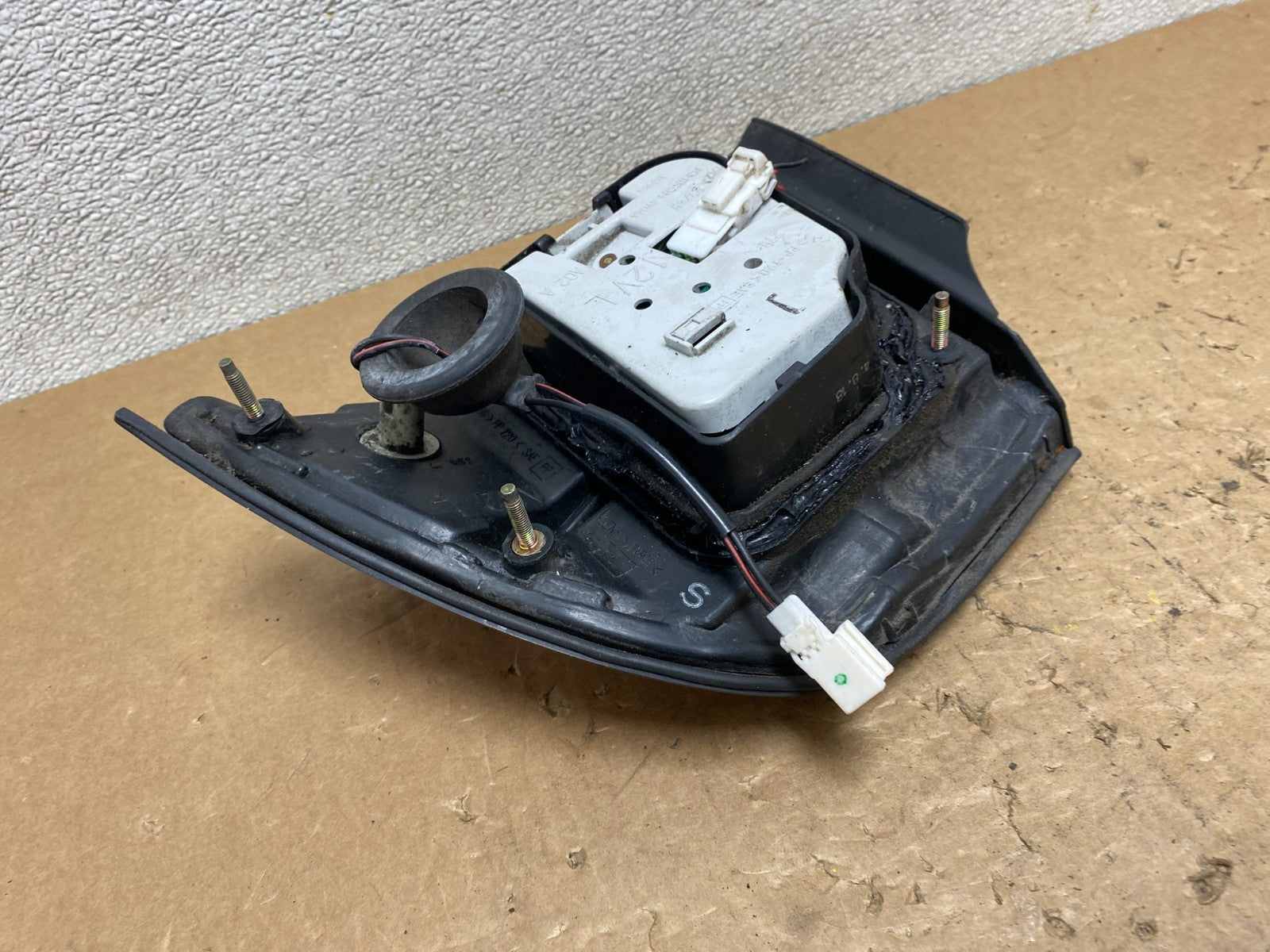 1995 1996 Nissan Maxima Left Driver LH Side Tail light Oem V5758 DW6