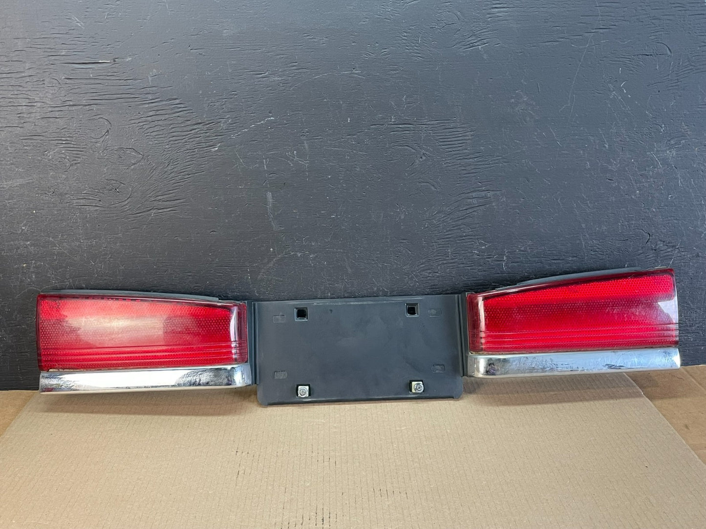1995 - 1997 Ford Crown Victoria Trunk Lid Center Tail Light ae3428 DG0
