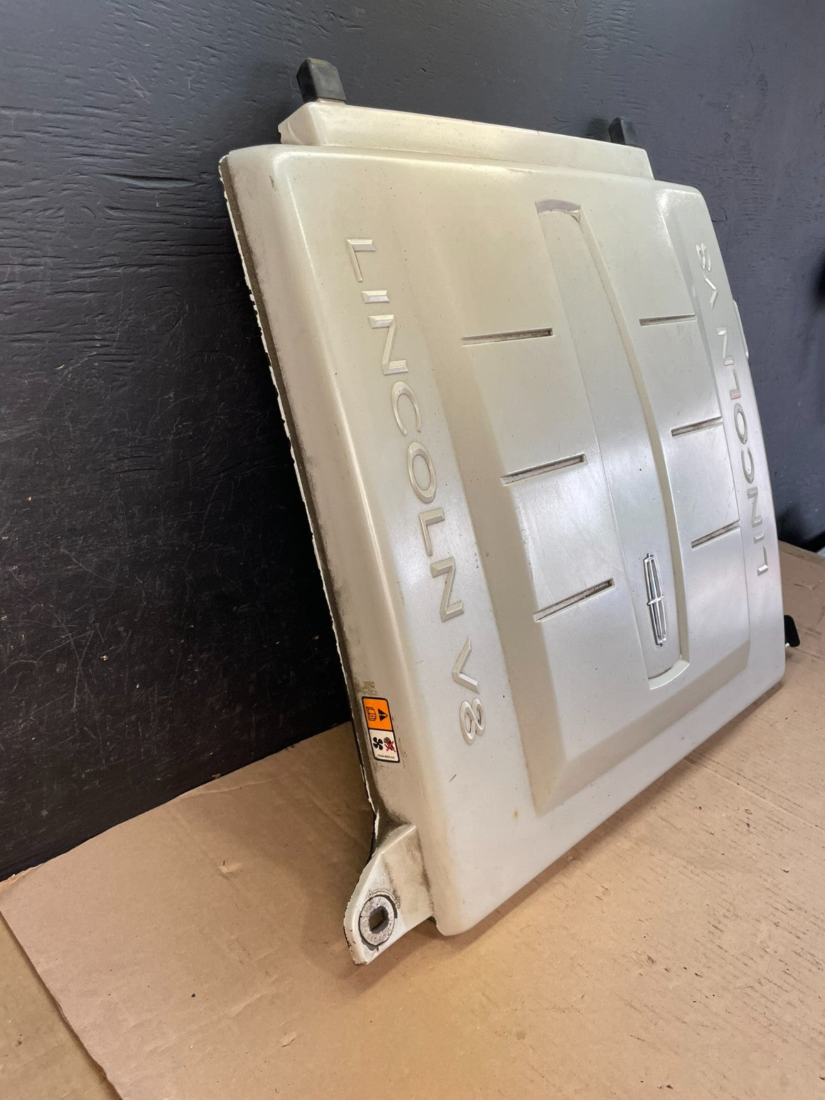 2005 to 2006 Lincoln Navigator 5.4L V8 Engine Motor Cover AD8437 DG1