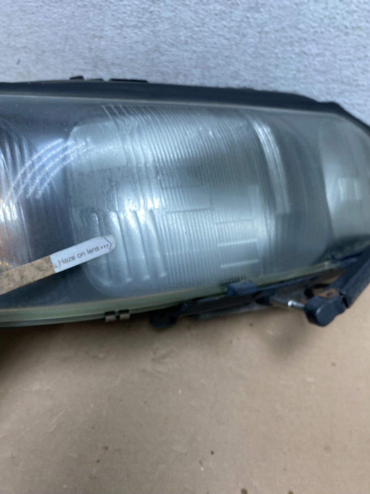 2001 to 2004 Volvo S60 Right Passenger Side Headlight Halogen AG3326 DW3