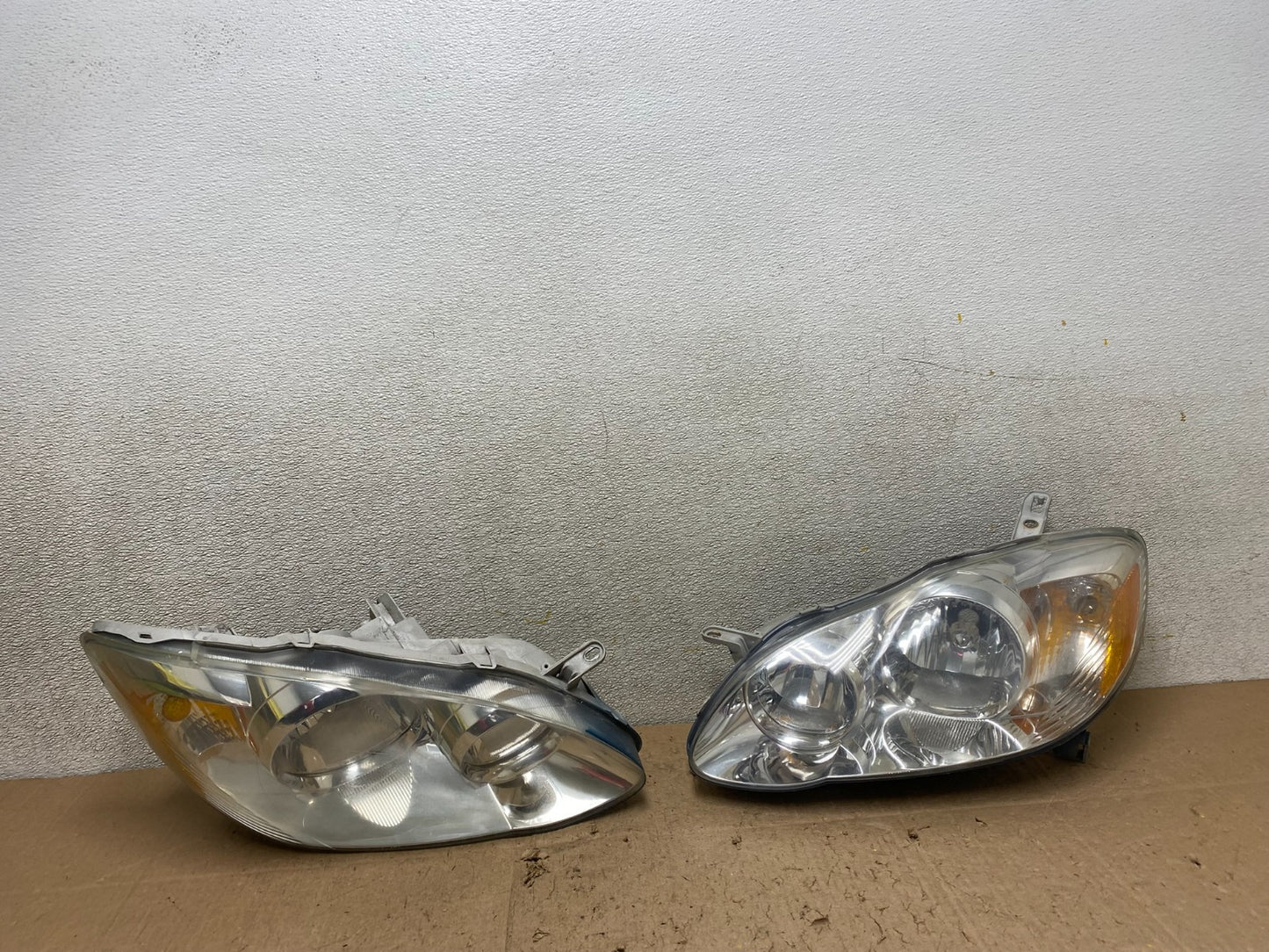 2005 to 2008 Toyota Corolla Left+Right Side Set Headlights W2902 DW0