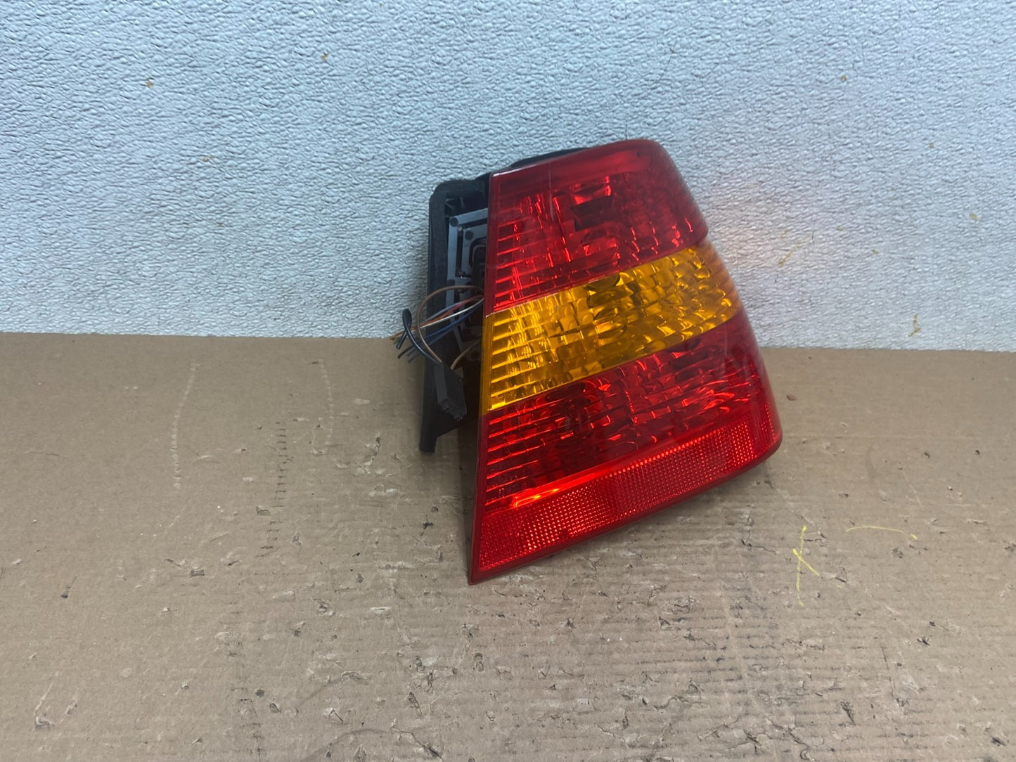 2002 -  2005 BMW 3 E46 Series Right Passenger  Tail Light Oem R0899 DW2