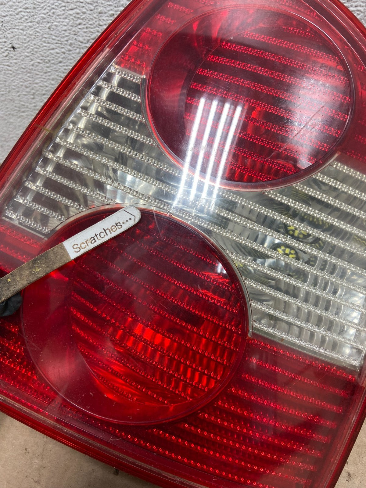 2001 to 2005 Volkswagen Right Passenger Side Tail Light AG41073