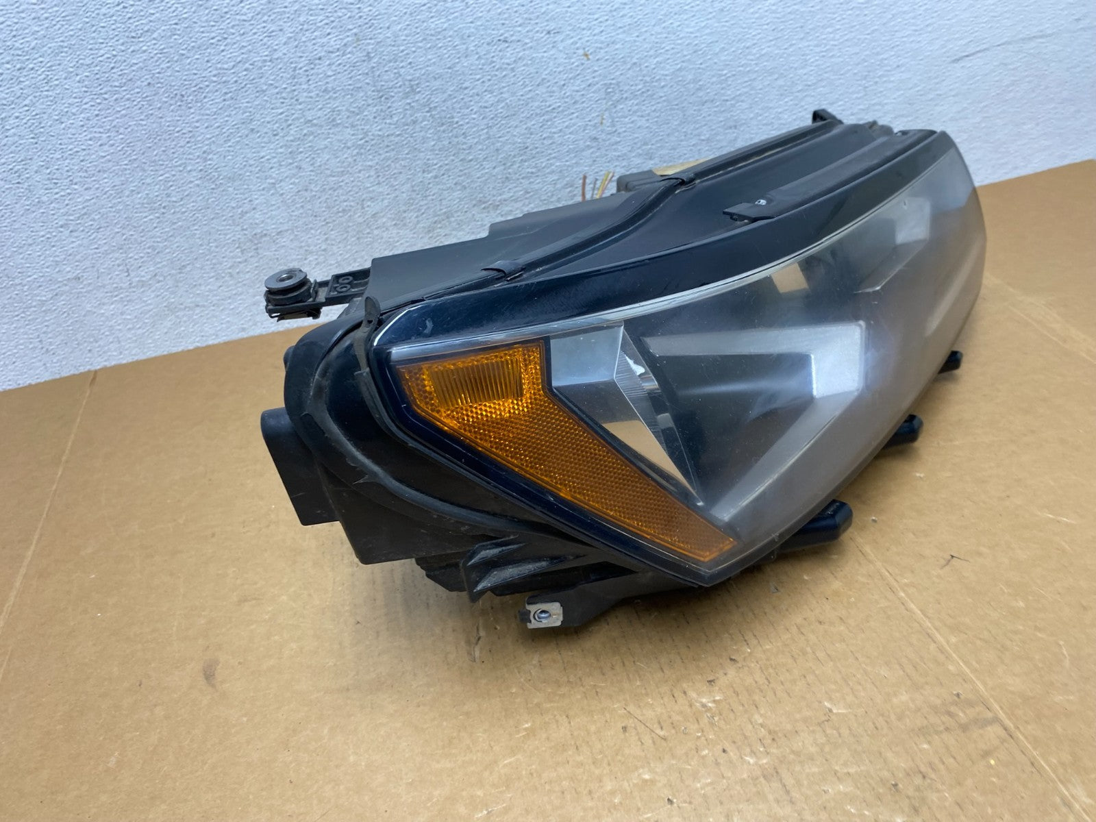 2016-209 Volkswagen Passat Right Passenger RH Side Halogen Headlight AD9186 DG2