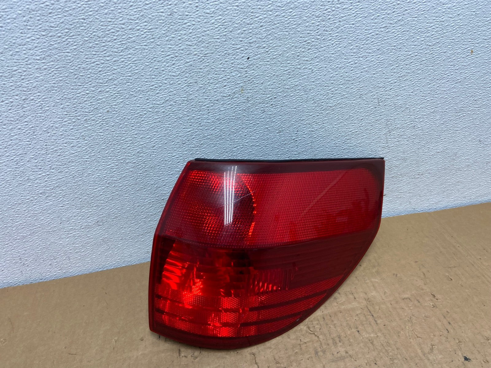 2004-2005 Toyota Sienna Right Passenger Rh Side Tail Light AC8224 LK0