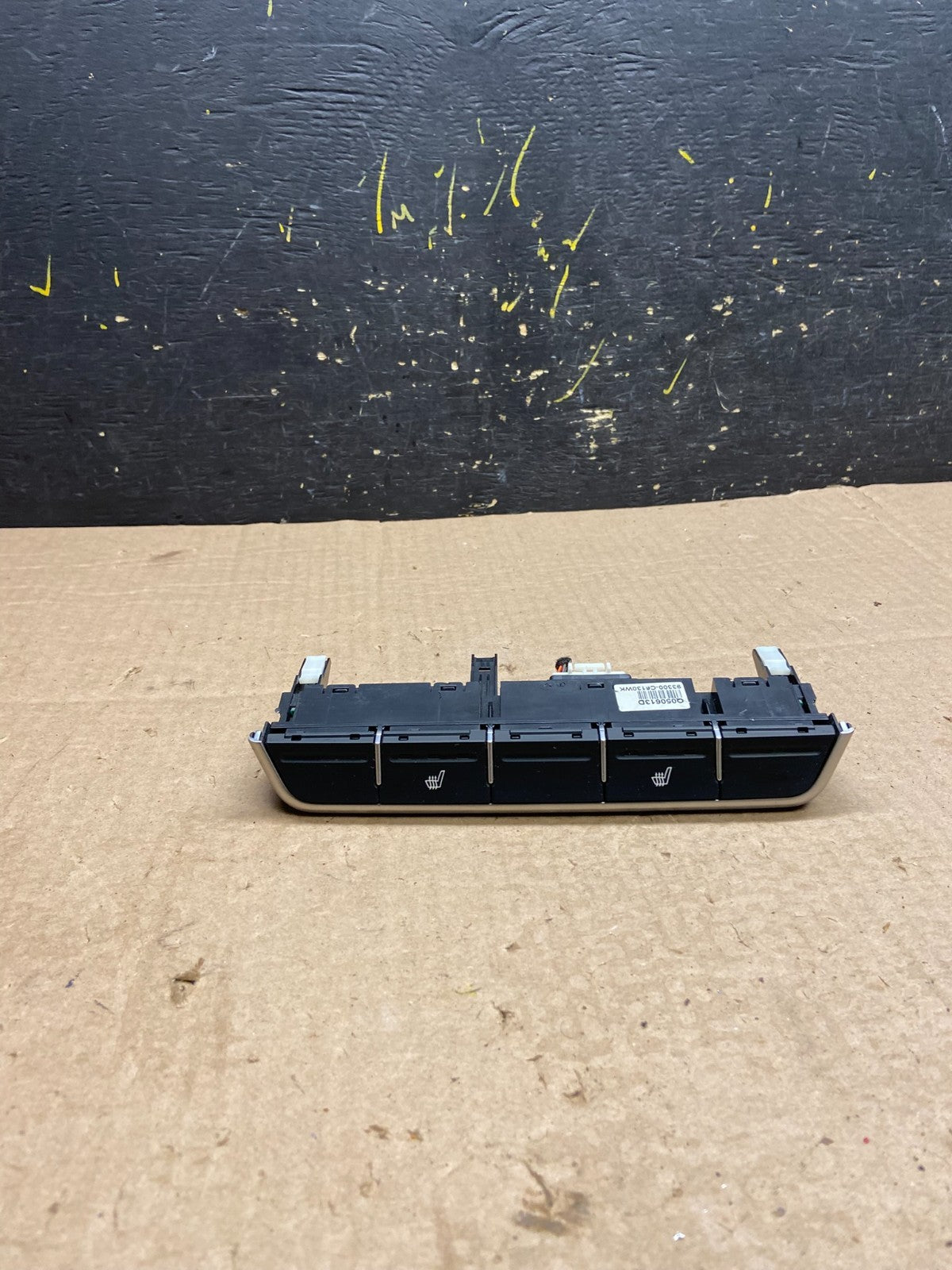 2017 - 2020 Kia Sorento Center Seat Heater Center Console Switches OEM Z0091 DG0