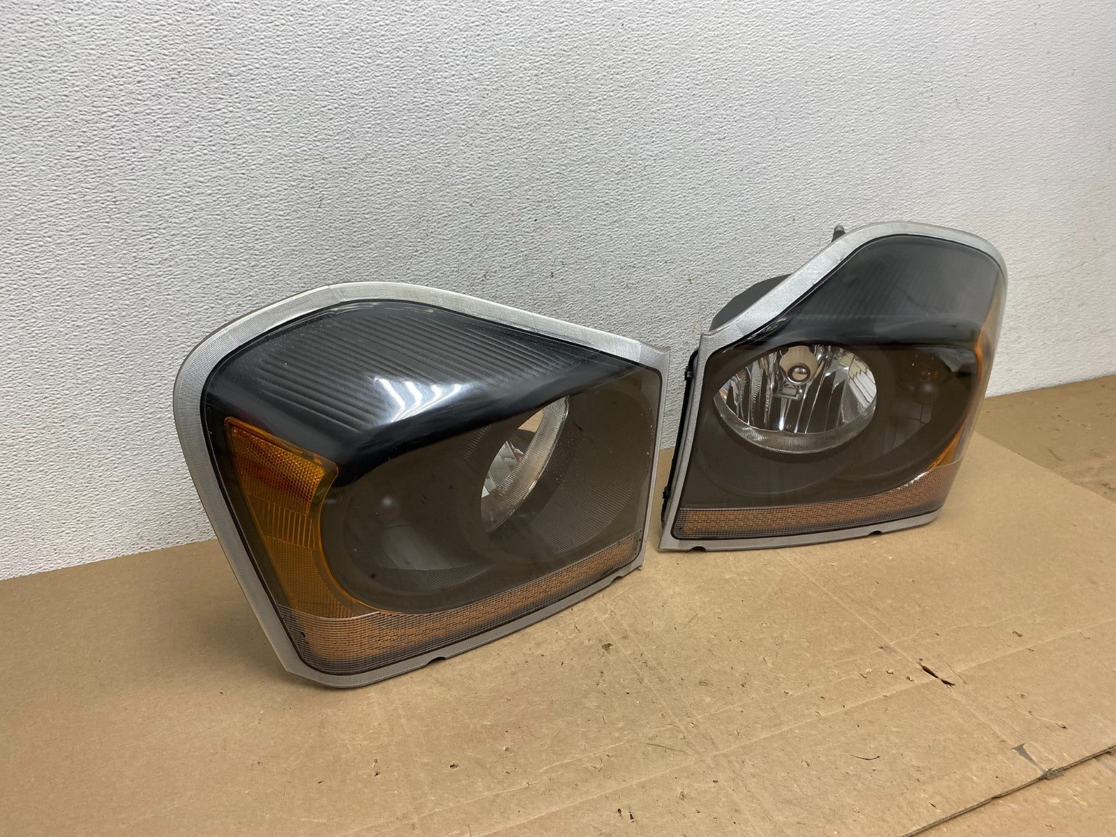 2004 - 2005 Dodge Durango Left+Right Side Headlights AE5074 DW2