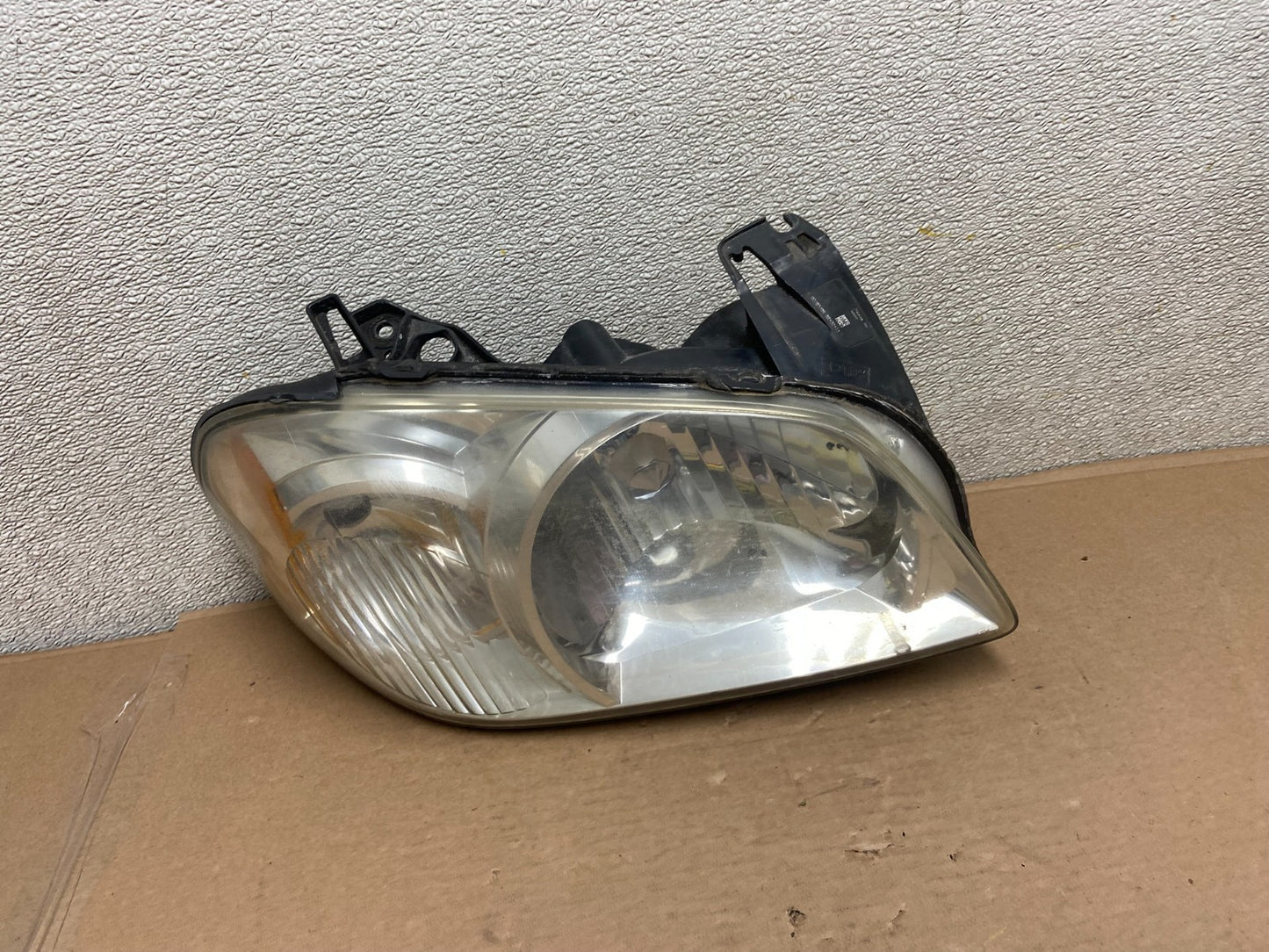 2005 - 2006 Mazda Tribute Right Passenger Rh Headlight Oem AA9886 DW0