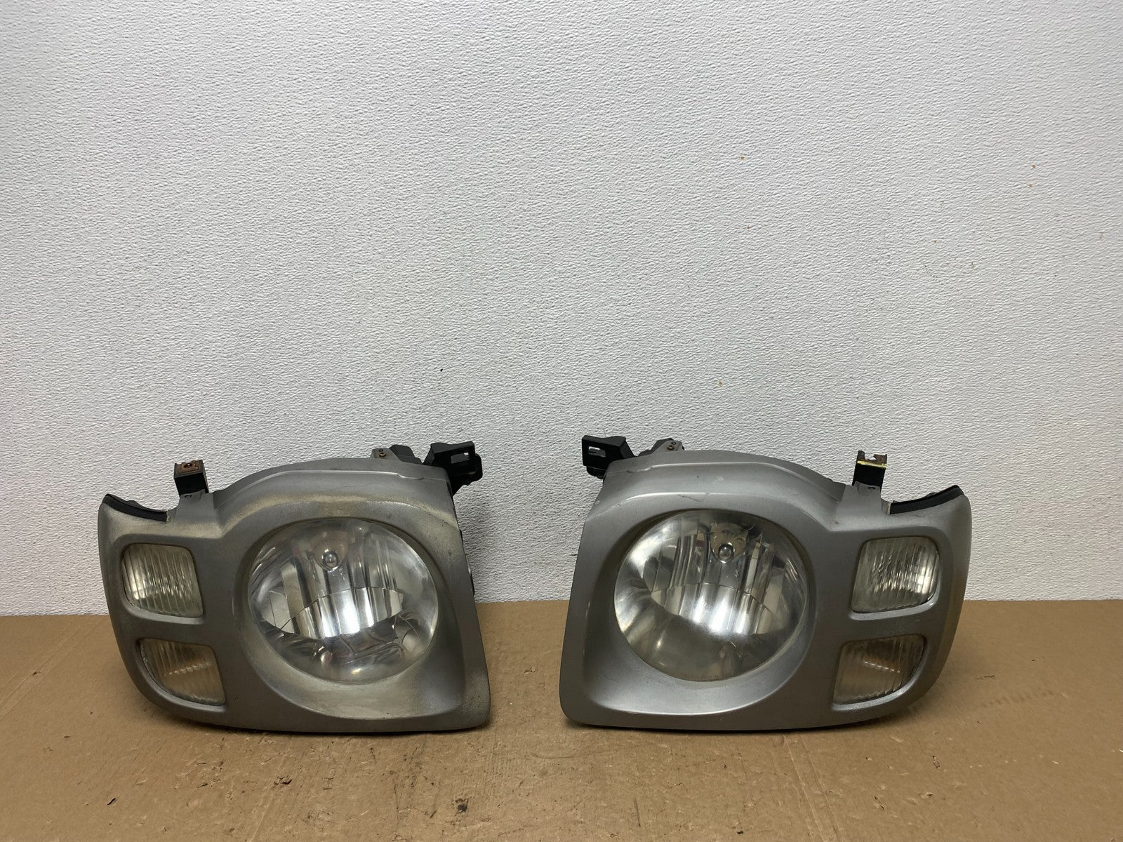 2002 2003 2004 Nissan Xterra Left+Right Side Headlights AC6020 DW0