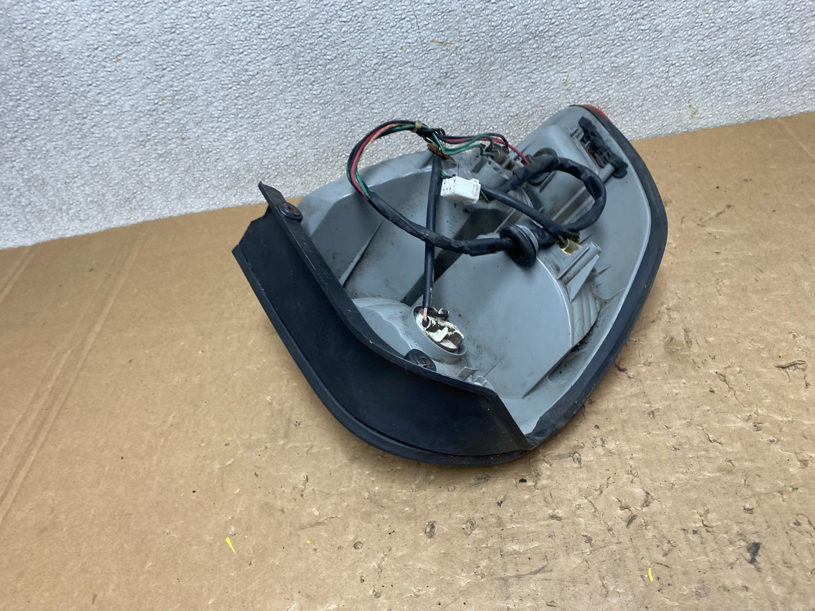 2001 to 2004 Hyundai Santa Fe Right Passenger Rh Tail Light V5813 DW5