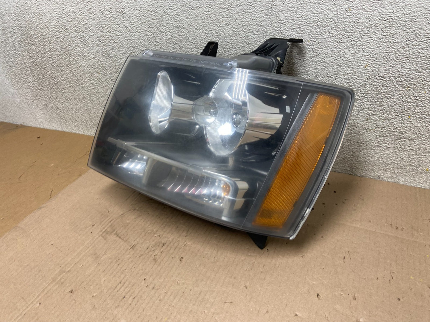 2007 to 2013 Chevrolet Suburban Tahoe Left Driver LH Headlight Oem AA0374 DW1