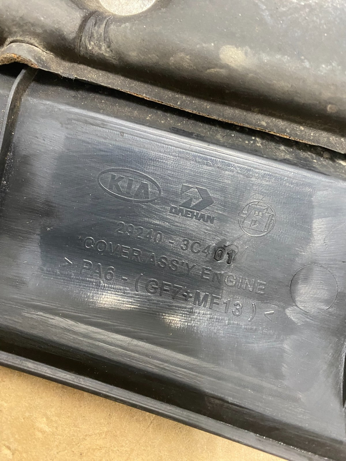 2010 Kia Sedona V6 3.8L Engine Motor Cover X5598 DG3