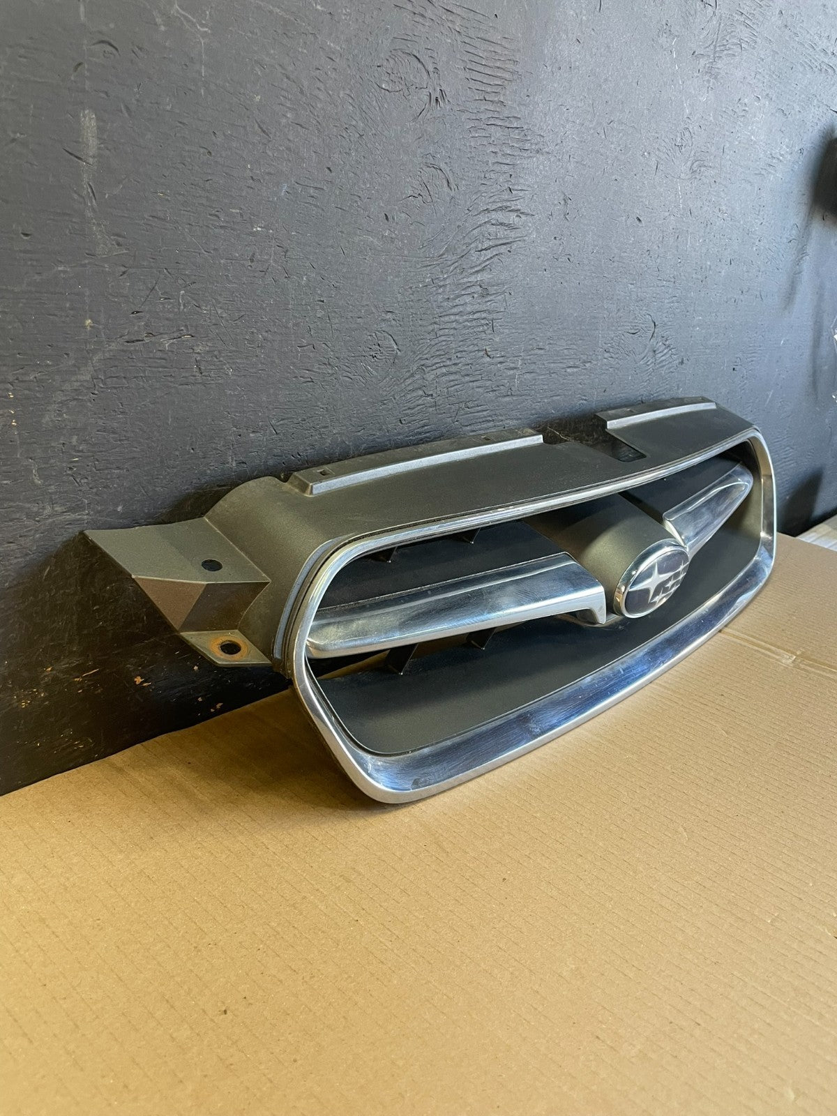 2004 to 2007 Subaru Legacy Front Upper Grille Grill AE34872