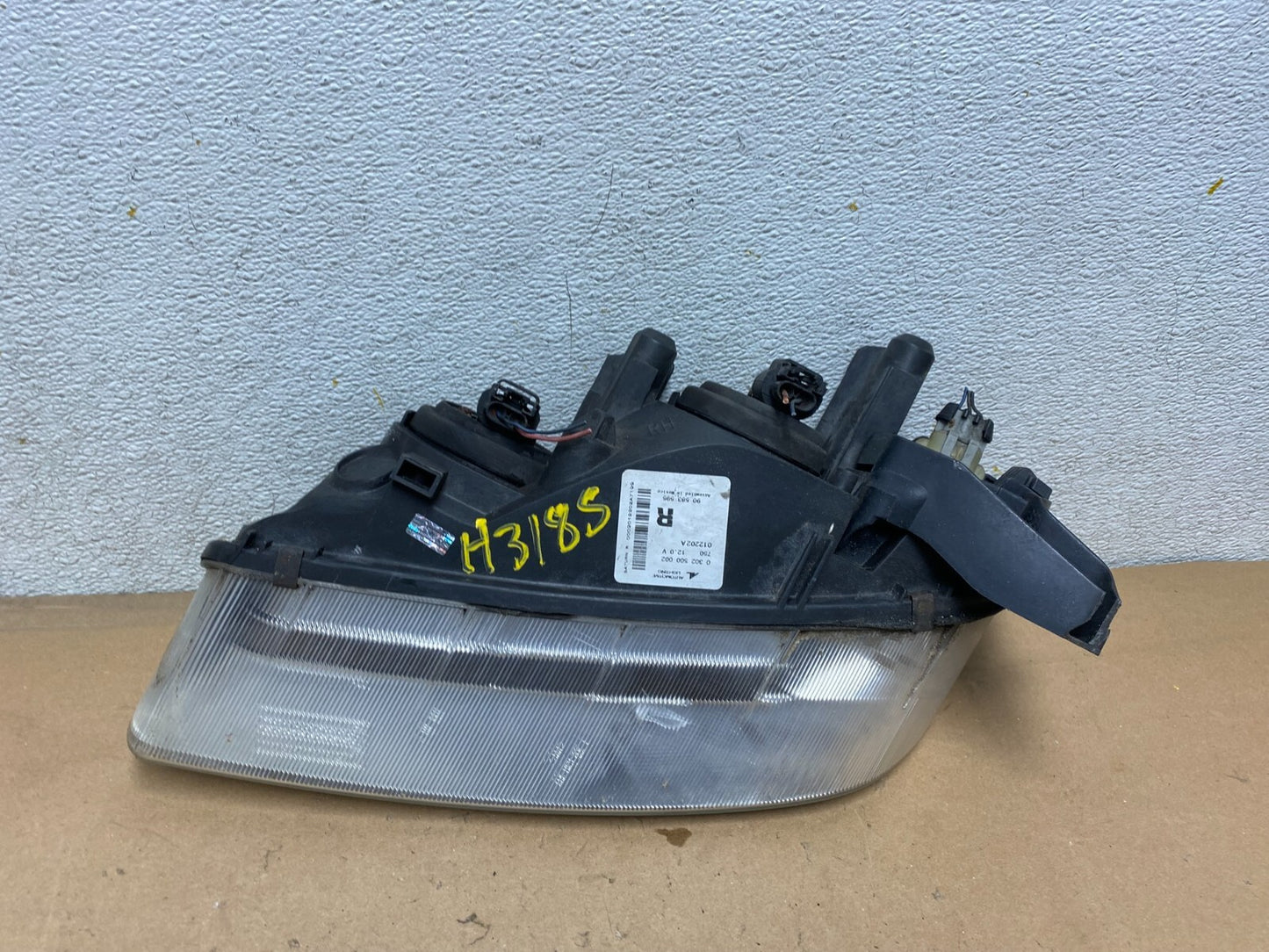 2000 to 2002 Saturn L Series Headlight Right RH Passenger Side H3185 DG18