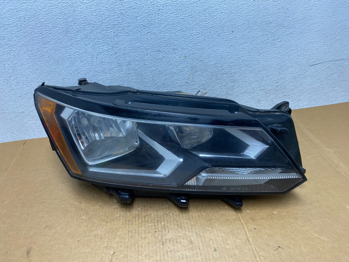 2016-209 Volkswagen Passat Right Passenger RH Side Halogen Headlight AD9186 DG0