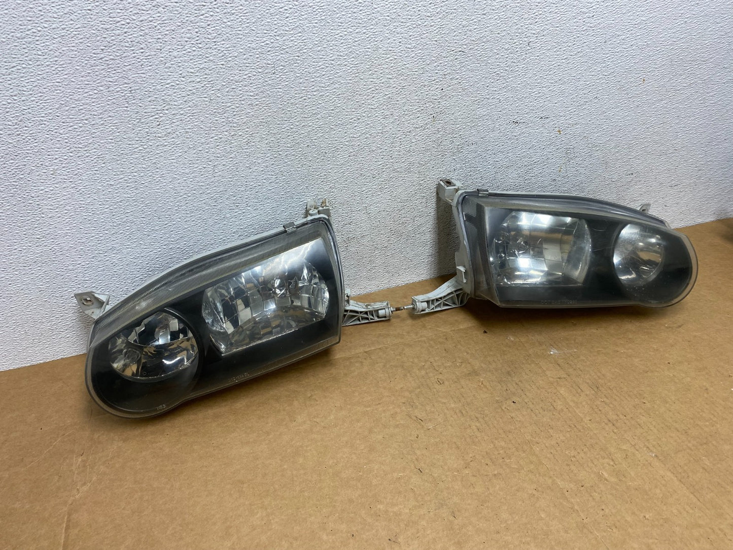 2001-2002 Toyota Corolla Left+Right Side Halogen Headlights AD4483 DW2