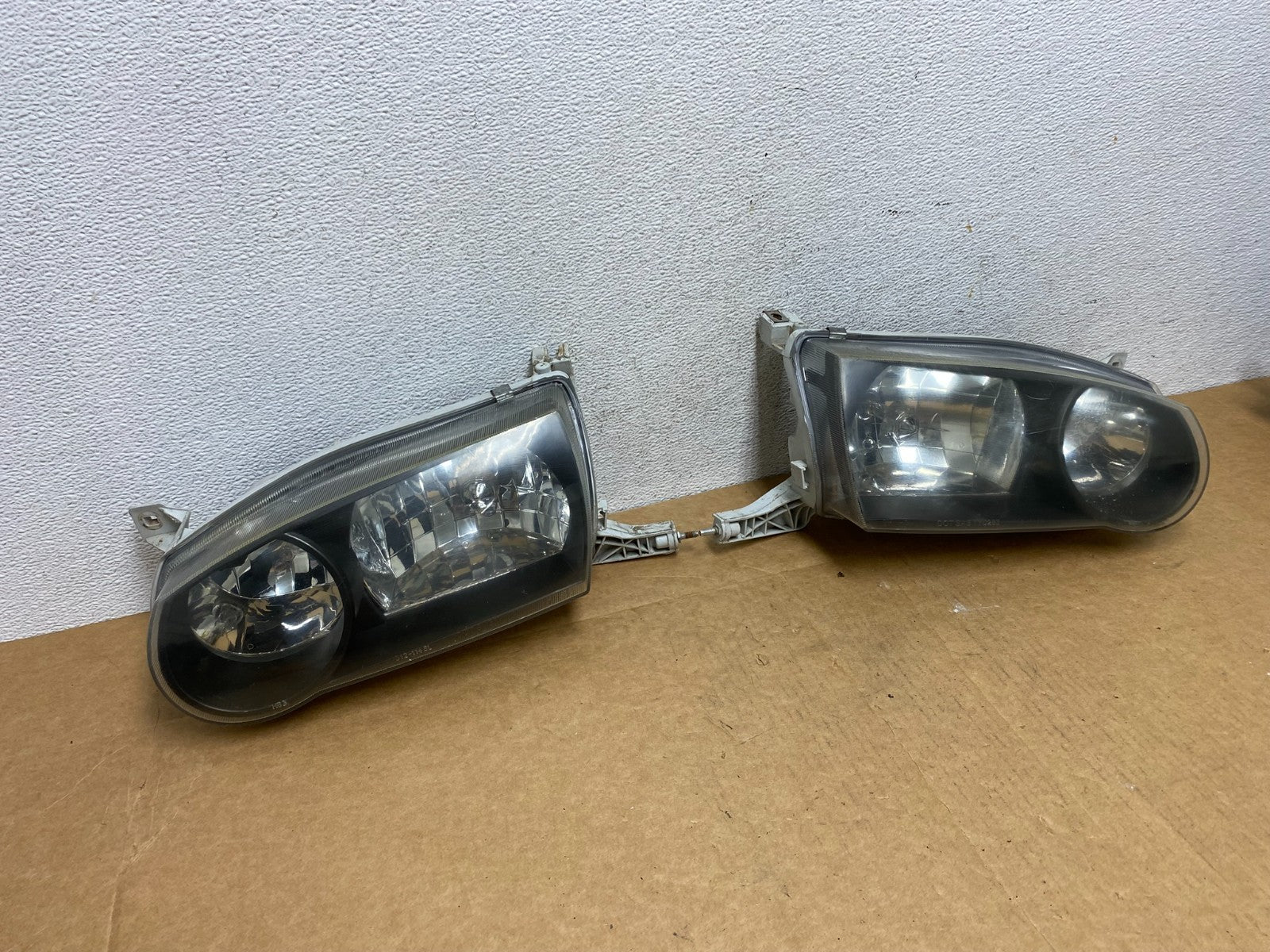 2001-2002 Toyota Corolla Left+Right Side Halogen Headlights AD4483 DW2