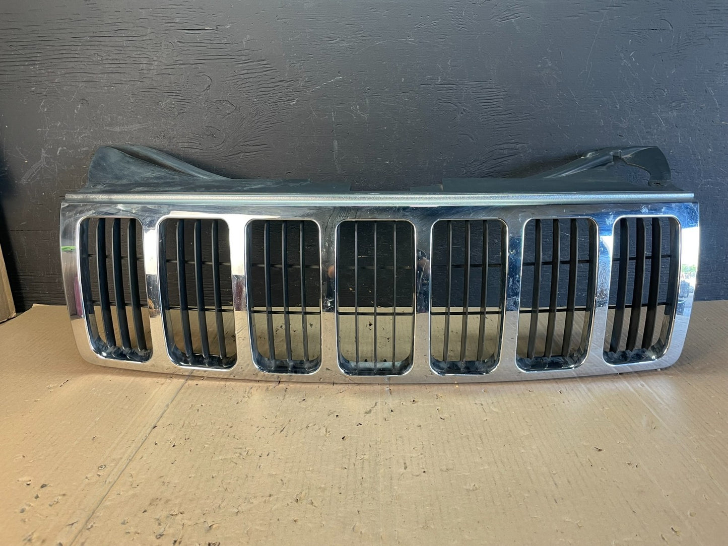 2005 to 2007 Jeep Grand Cherokee Front Upper Grill Grille Aftermarket AE0761 DG0
