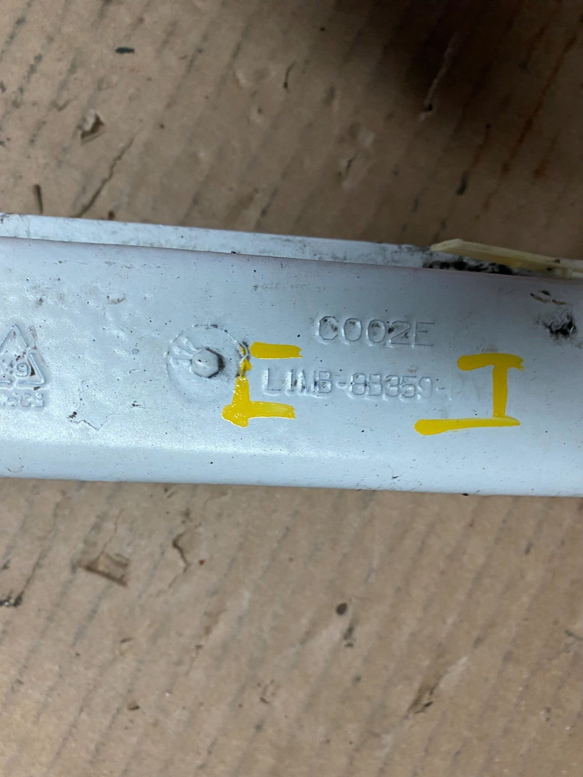 2020 to 2023 Ford Explorer Right RH Upper Tic Bar Oem w5995 DG11