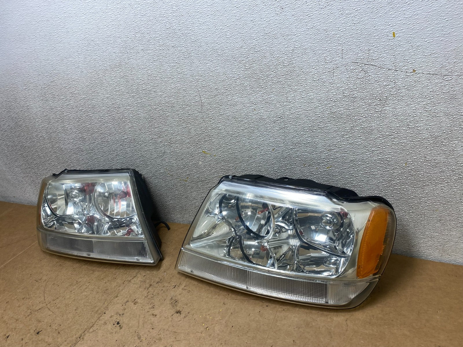 1999 - 2004 Jeep Grand Cherokee Left+Right Set Halogen Headlights X7042 DW1