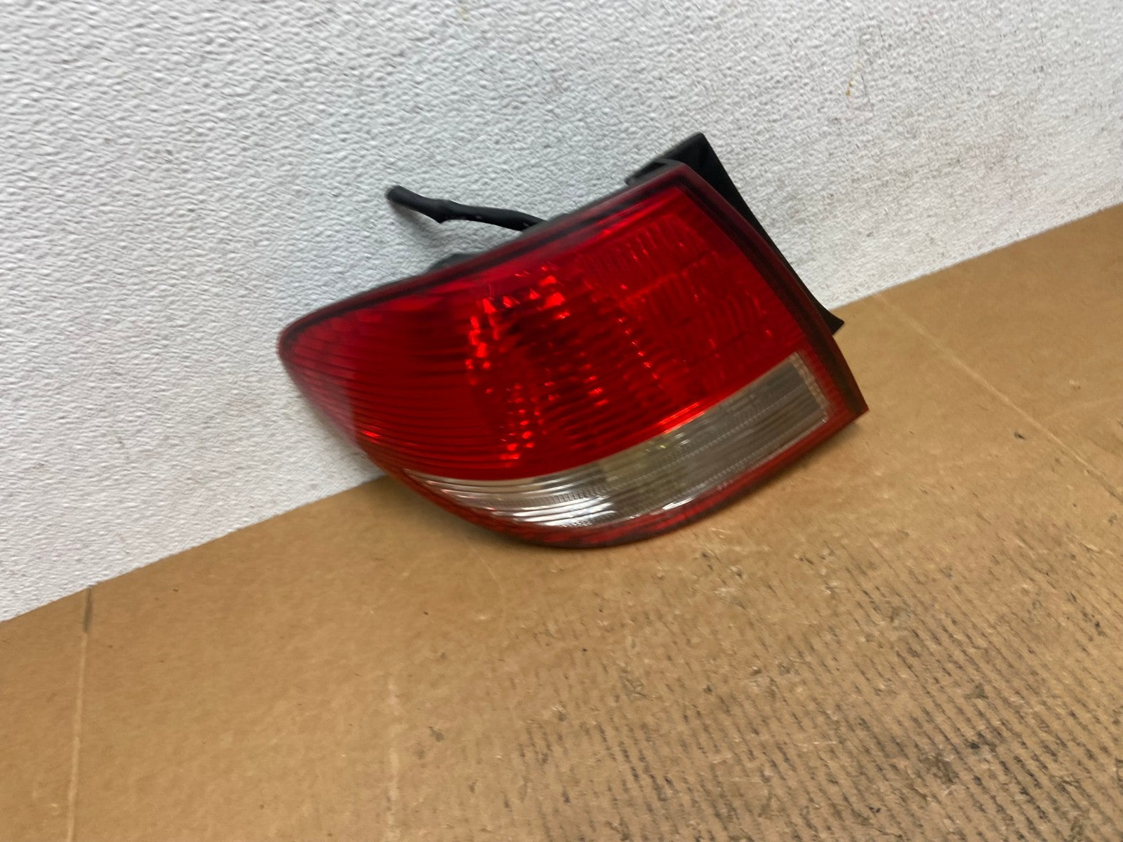 2002 2003 2004 Infiniti I35 Left Driver LH Side Tail Light AE0205 LK2
