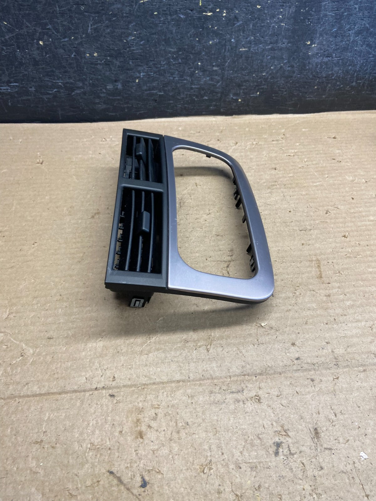 1999 to 2004 Jeep Grand Cherokee Center Dash Radio Bezel Trim ah3947 DG2